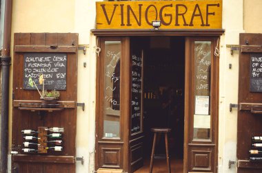 Hediyelik eşya, küçük dükkanlar ve oyun alanları bir şirin ve güzel turistik cadde eski mimari satıyor