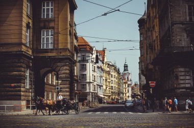  Tarihi mimari turist arabaları ata binmek. Prague, Çek Cumhuriyeti