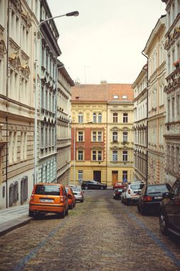  şirin ve güzel turistik cadde eski mimari arabalar Park