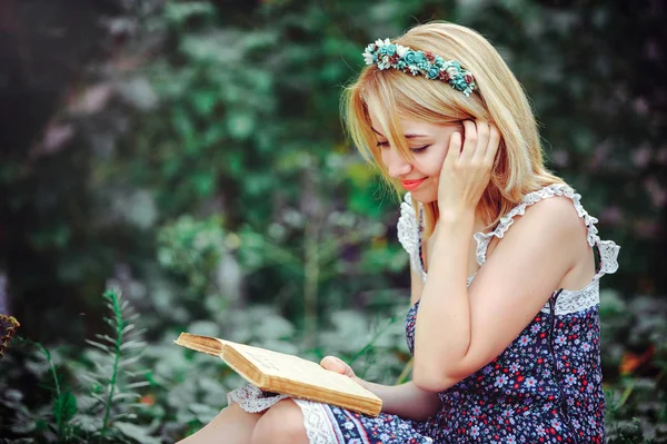 Όμορφη νεαρή γυναίκα με ένα πικνίκ στην εξοχή. Ευτυχισμένος ζεστή μέρα στην ύπαιθρο. Ανοιχτό. Χαμογελαστή γυναίκα με το βιβλίο στα χέρια, η χαλάρωση στο πάρκο. αναψυχή — Φωτογραφία Αρχείου