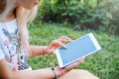 Tablet. Bir tablet üzerinde çalışan güzel bir kız. Modern teknolojiler. Bir tablet niteliğine kadınla