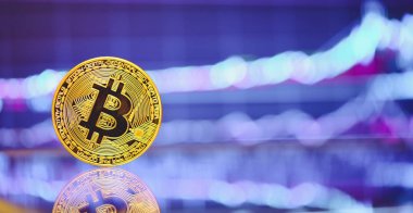 Bitcoin altın sikke ve ufuk grafik arka plan olduğunu. grafik büyüme üzerinde. Sanal Kripto para kavramı. büyüme grafik üzerinde
