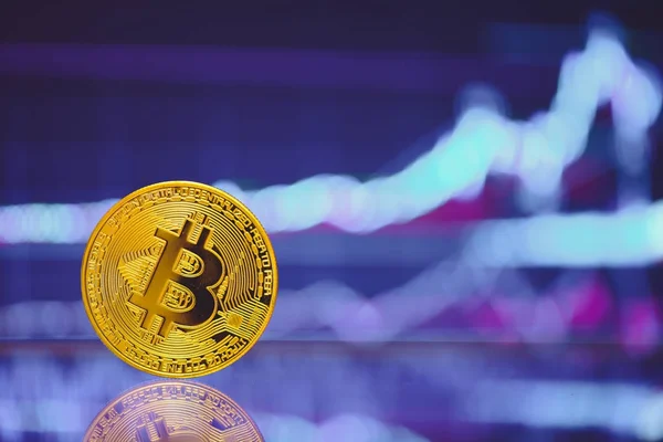 Bitcoin altın sikke ve ufuk grafik arka plan olduğunu. grafik büyüme üzerinde. Sanal Kripto para kavramı. büyüme grafik üzerinde