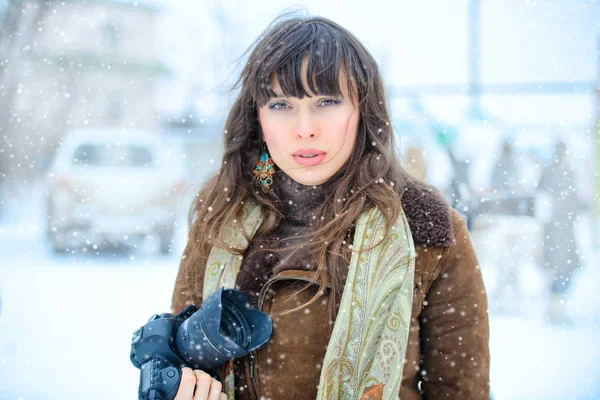 Venda de Natal. Mulher surpresa bonita em roupas de inverno com câmera na mão fundo de inverno com neve, emoções. retrato de uma mulher. Vendas de ano novo — Fotografia de Stock