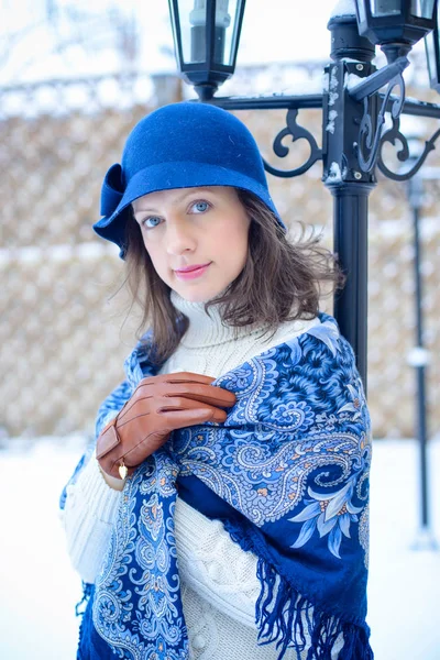 Venta de Navidad. Hermosa mujer sorprendida en manoplas rojas y suéter blanco fondo de invierno con nieve, emociones. Gracioso retrato de mujer riendo. Ventas de año nuevo — Foto de Stock