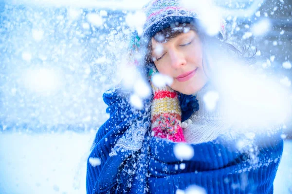 Venda de Natal. Mulher bonita surpreendida em luvas vermelhas e camisola branca fundo de inverno com neve, emoções. Retrato engraçado de mulher do riso. Vendas de ano novo — Fotografia de Stock