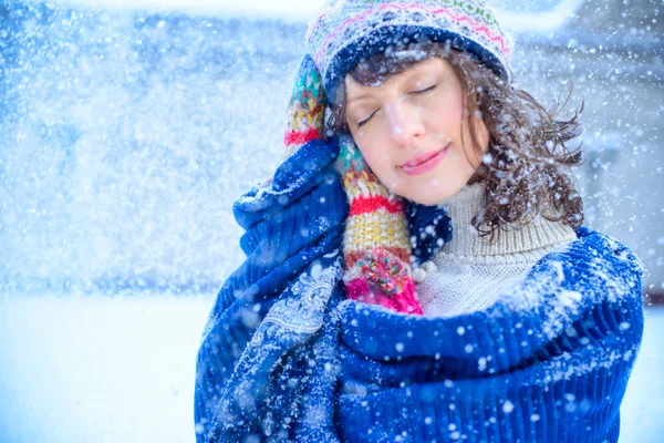 Venda de Natal. Mulher bonita surpreendida em luvas vermelhas e camisola branca fundo de inverno com neve, emoções. Retrato engraçado de mulher do riso. Vendas de ano novo — Fotografia de Stock