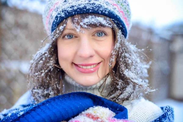 Venda de Natal. Mulher bonita surpreendida em luvas vermelhas e camisola branca fundo de inverno com neve, emoções. Retrato engraçado de mulher do riso. Vendas de ano novo — Fotografia de Stock