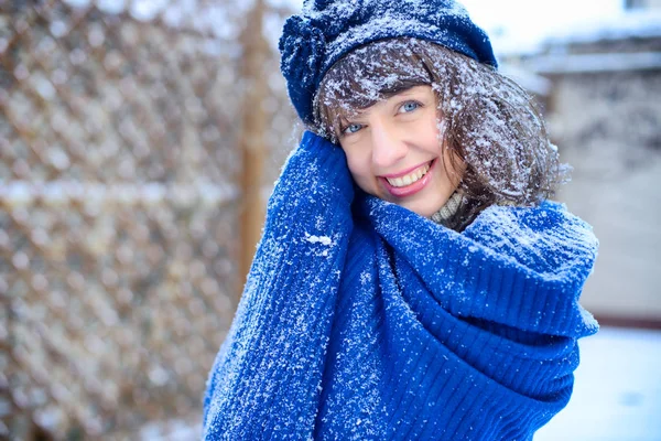 Venda de Natal. Mulher bonita surpreendida em luvas vermelhas e camisola branca fundo de inverno com neve, emoções. Retrato engraçado de mulher do riso. Vendas de ano novo — Fotografia de Stock