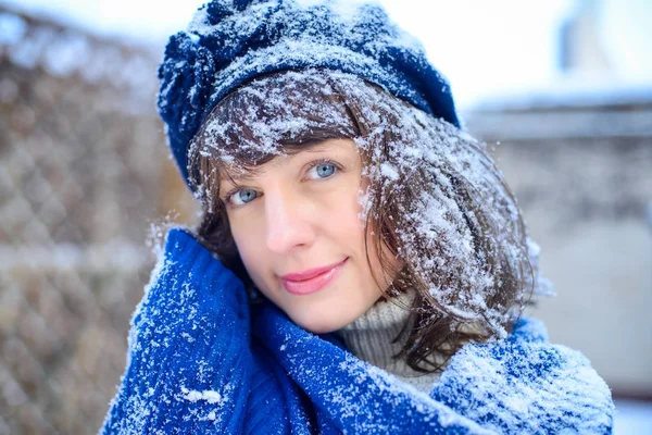 Venda de Natal. Mulher bonita surpreendida em luvas vermelhas e camisola branca fundo de inverno com neve, emoções. Retrato engraçado de mulher do riso. Vendas de ano novo — Fotografia de Stock