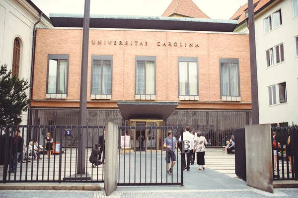 Charles Üniversitesi (Latince: Universitas Carolina) Çek Cumhuriyeti'nde en eski ve en büyük üniversitedir. 1348 kurulan, Orta Avrupa'nın ilk üniversite oldu