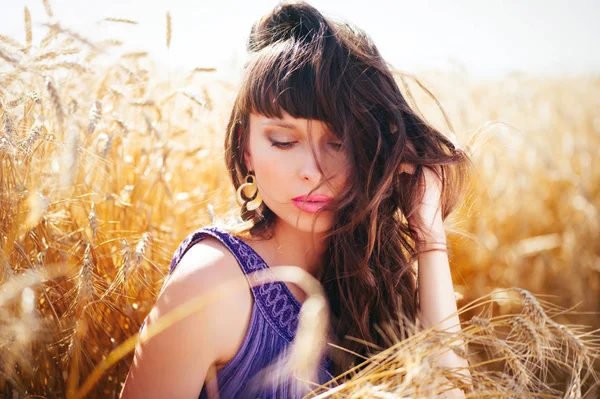 Kadın bir buğday alan saçında Rüzgar — Stok fotoğraf