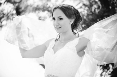 ihale mutlu gelin peçe, mutlu kadınla ellerini, buket düğün elbise içinde beyaz peçe yüz, siyah ve beyaz zıt kapsar.