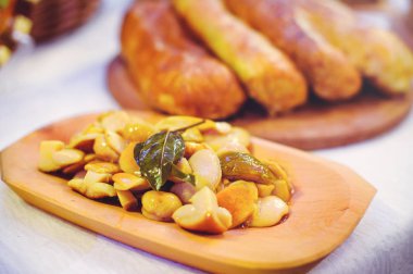 Marine mantar gemide. Festival tablo arka planı. Sıcak tonlama