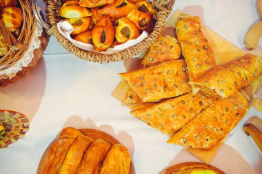 reçel ve Ayçiçeği tohumları ile altın pies ve etli turta yemek için eve yemek pişirme