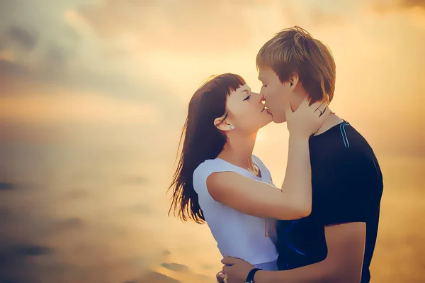 Cuplu sărutându-se la apus de soare împotriva mării, desen cald, spațiu pentru text și publicitate — Fotografie, imagine de stoc
