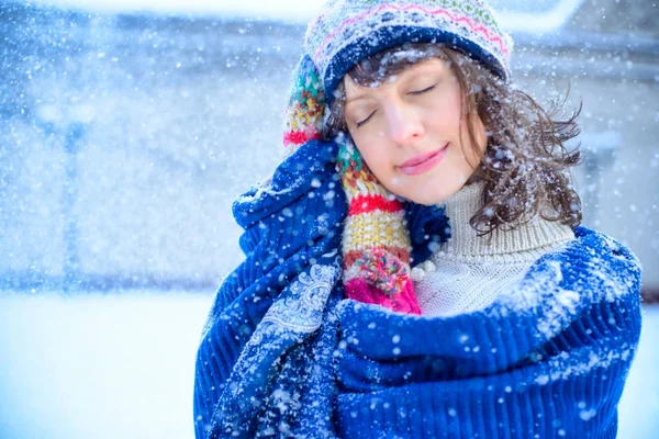 Venda de Natal. Mulher bonita surpreendida em luvas vermelhas e camisola branca fundo de inverno com neve, emoções. Retrato engraçado de mulher do riso. Vendas de ano novo — Fotografia de Stock