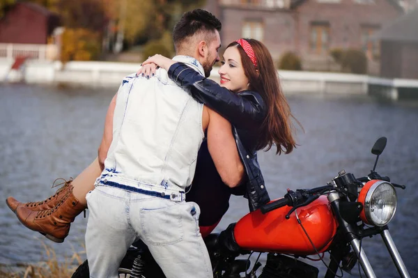 Stylové a módní pár v lásce na leží motocykl flirtování close-up na pozadí pozdní podzim v parku — Stock fotografie