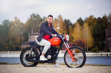 Genç spor şık bir motosiklet, sıcak, geç sonbaharda vurdum