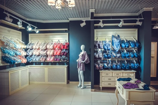 Interno di un negozio di biancheria intima moderna colorata. Manichino femminile in mutandine e reggiseni e si trova in un centro commerciale. Luce accogliente. Acquisti clienti, soft tone — Foto Stock