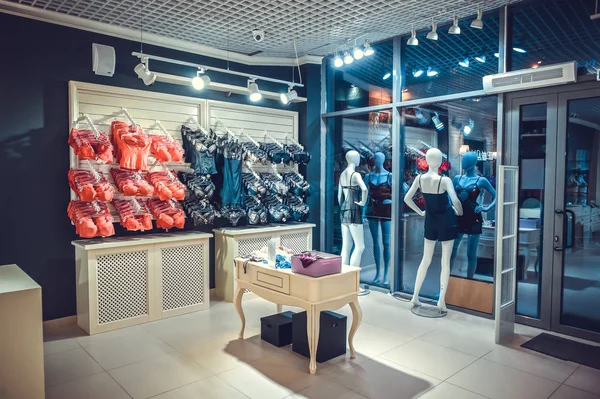 다채로운 현대 속옷이 게의 인테리어입니다. 팬티와 브래지어에 쇼핑 센터에 서 여성 마네킹 아늑한 빛입니다. 고객 구매, 부드러운 음색 — 스톡 사진