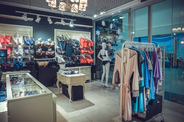 다채로운 현대 속옷이 게의 인테리어입니다. 팬티와 브래지어에 쇼핑 센터에 서 여성 마네킹 아늑한 빛입니다. 고객 구매, 부드러운 음색 — 스톡 사진