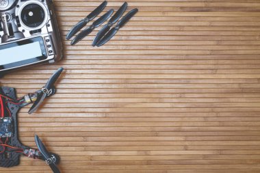 Uzaktan ve ahşap arka plan üzerinde casus uçak