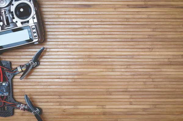 Uzaktan ve ahşap arka plan üzerinde casus uçak