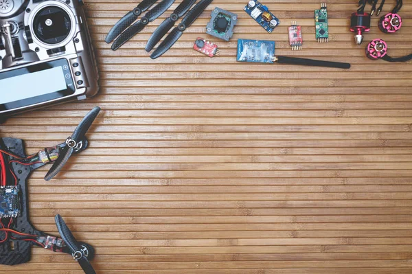 Uçak parçaları derlemek için