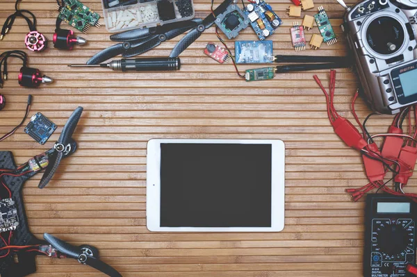 Uçak parçaları derlemek için