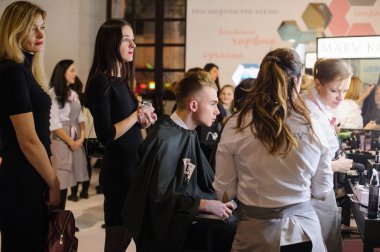 Mary Kay stand Ukrayna moda haftası bir adam için bir makyaj yapmak 