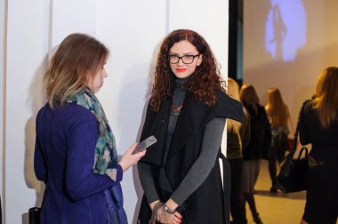 bir moda gösterisi, bir gösteri onun elinde bir akıllı telefon ile moda kadın