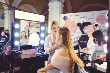 Mary Kay öne Ukrayna moda haftası genç bir kadın için bir makyaj yapmak