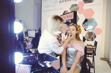 Mary Kay öne Ukrayna moda haftası genç bir kadın için bir makyaj yapmak
