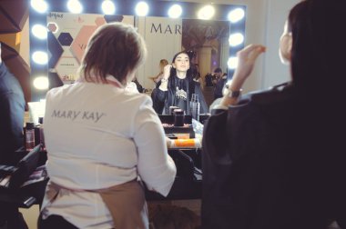 öne Maru Kay Ukrayna moda haftası genç bir kadın için bir makyaj yapmak