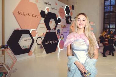 Genç bir kadın için Mary Kay standında Ukrayna moda haftası