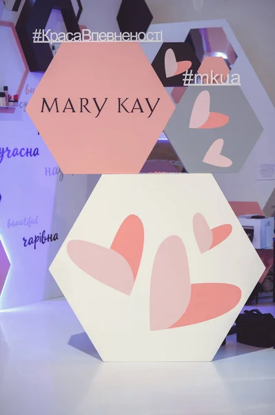 Mary Kay parfüm ile Ukrayna moda haftası stand