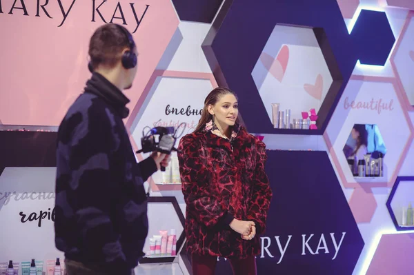 Maru Kay stand per una giovane donna alla settimana della moda ucraina — Foto Stock
