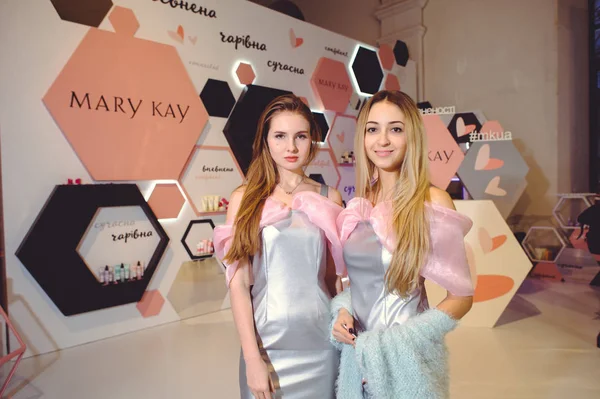 Mary Kay stand per una giovane donna alla settimana della moda ucraina — Foto Stock