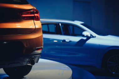 otomobil satıcıları depoda, tesislerinde modern tasarım moda parlak auto göstermek A yeni araba sayısı Park