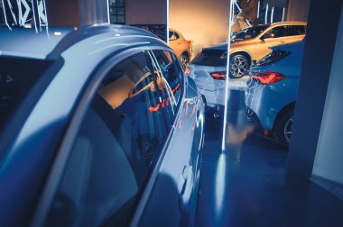otomobil satıcıları ambarı, Oda aynalar ile modern tasarımı moda parlak auto show A numarası yeni araçların Park