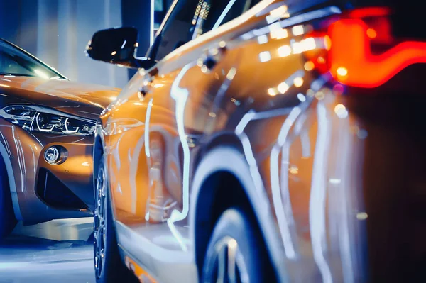 otomobil satıcıları ambarı, Oda aynalar ile modern tasarımı moda parlak auto show A numarası yeni araçların Park