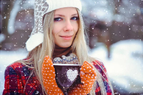 Dia dos Namorados, mulher com copo de inverno com coração de perto no fundo nevado . — Fotografia de Stock