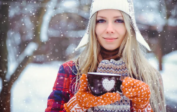 Dia dos Namorados, mulher com copo de inverno com coração de perto no fundo nevado . — Fotografia de Stock