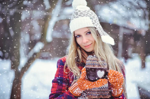 Dia dos Namorados, mulher com copo de inverno com coração de perto no fundo nevado . — Fotografia de Stock