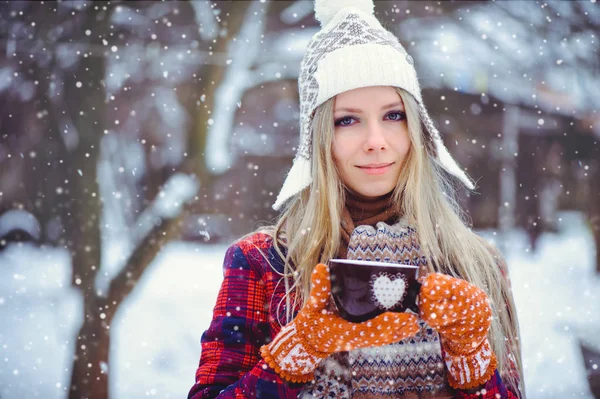 Dia dos Namorados, mulher com copo de inverno com coração de perto no fundo nevado . — Fotografia de Stock