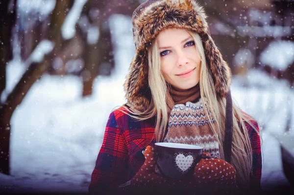 情人节, 有冬杯的女人, 心在雪地上特写. — 图库照片