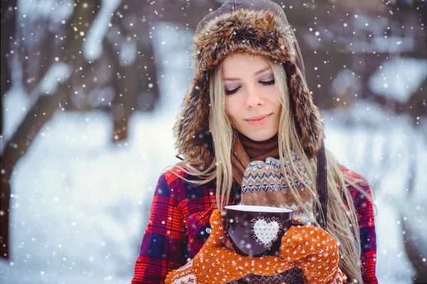 Día de San Valentín, mujer con copa de invierno con el corazón cerca sobre fondo nevado . —  Fotos de Stock