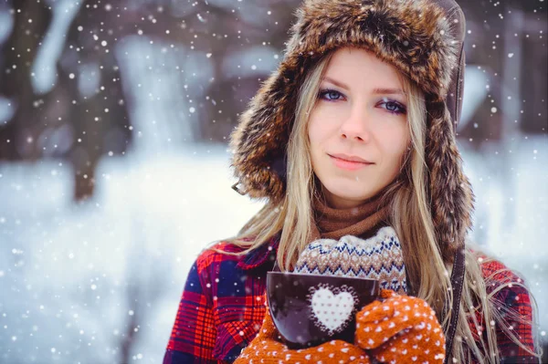 Valentinstag, Frau mit Winterbecher mit Herz in Großaufnahme auf schneebedecktem Hintergrund. — Stockfoto