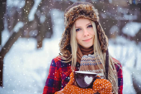 Día de San Valentín, mujer con copa de invierno con el corazón cerca sobre fondo nevado . —  Fotos de Stock